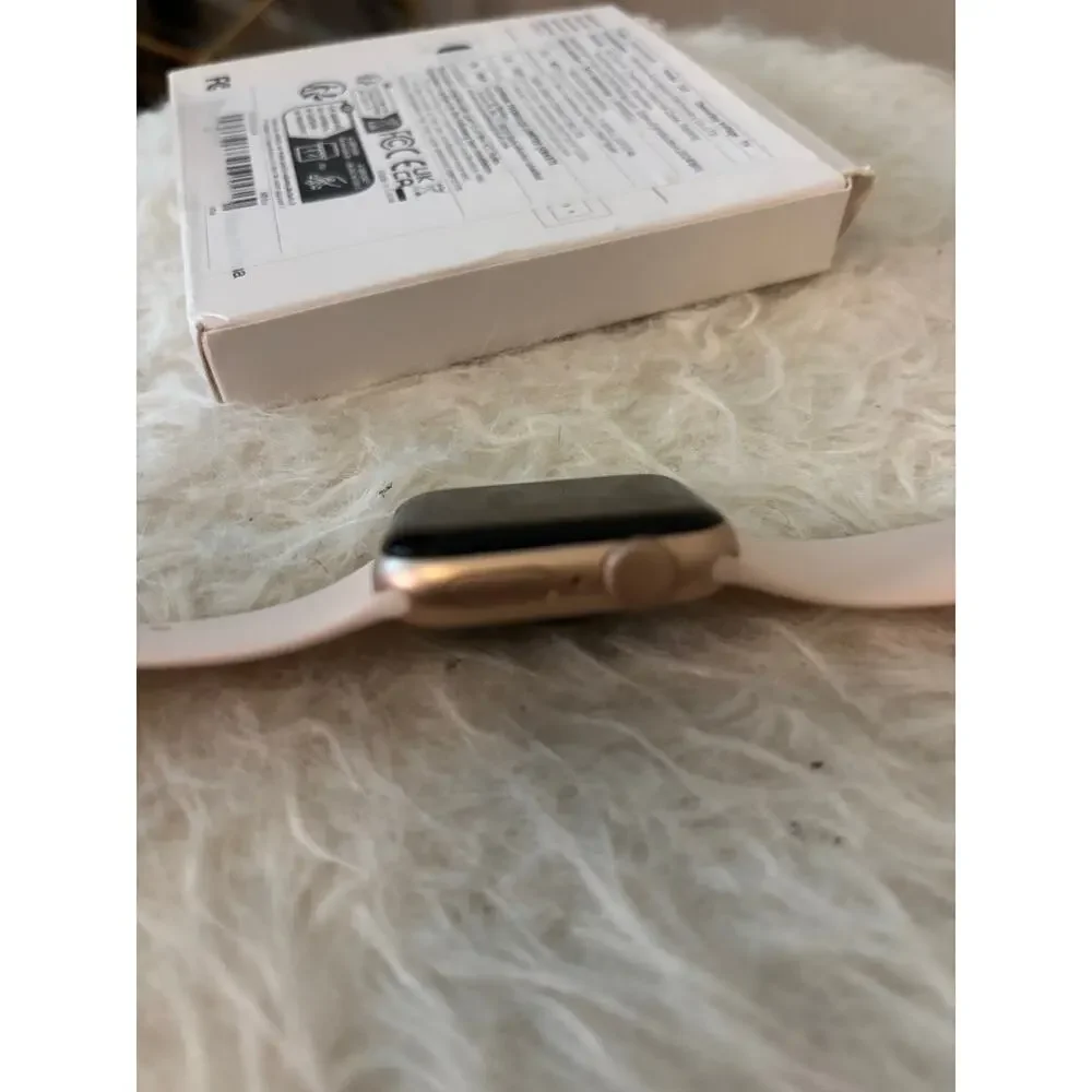 40mm Apple Watch SE bundle